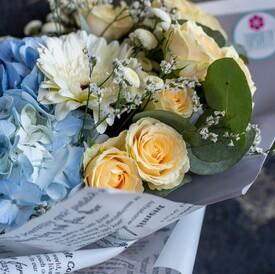 Букет из кустовых роз, гортензий и гермини 