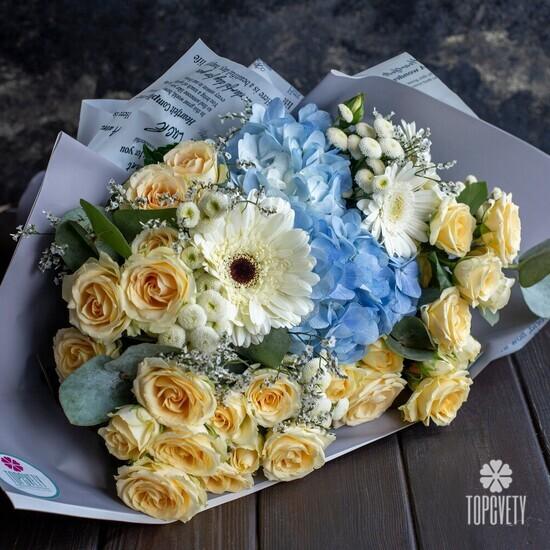 Букет из кустовых роз, гортензий и гермини 