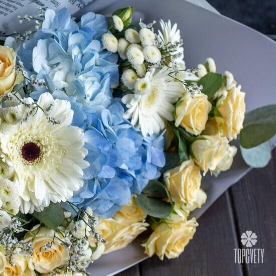 Букет из кустовых роз, гортензий и гермини 