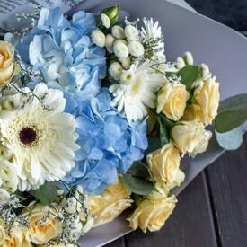 Букет из кустовых роз, гортензий и гермини 