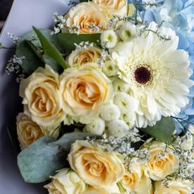 Букет из кустовых роз, гортензий и гермини 