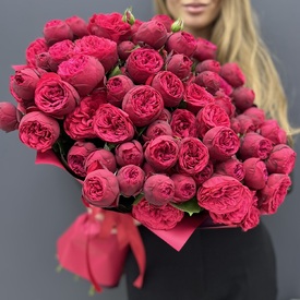 Букет из 25 красных пионовидных роз 