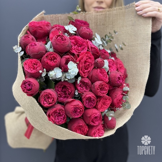 Букет из 15 пионовидных кустовых роз 