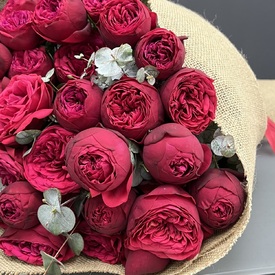 Букет из 15 пионовидных кустовых роз 