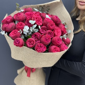 Букет из 15 пионовидных кустовых роз 