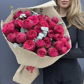 Букет из 15 пионовидных кустовых роз 