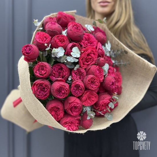 Букет из 15 пионовидных кустовых роз 