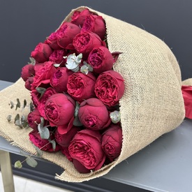 Букет из 15 пионовидных кустовых роз 