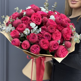 Букет из 25 пионовидных кустовых роз 