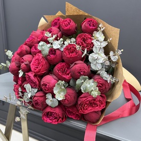Букет из 25 пионовидных кустовых роз 