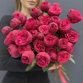 Букет из 11 пионовидных  кустовых роз 