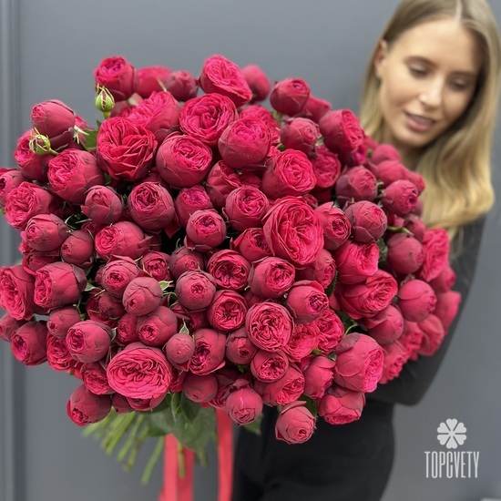 Букет из 35 пионовидных кустовых роз 