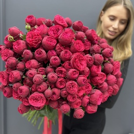 Букет из 35 пионовидных кустовых роз 