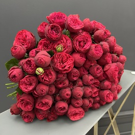 Букет из 35 пионовидных кустовых роз 