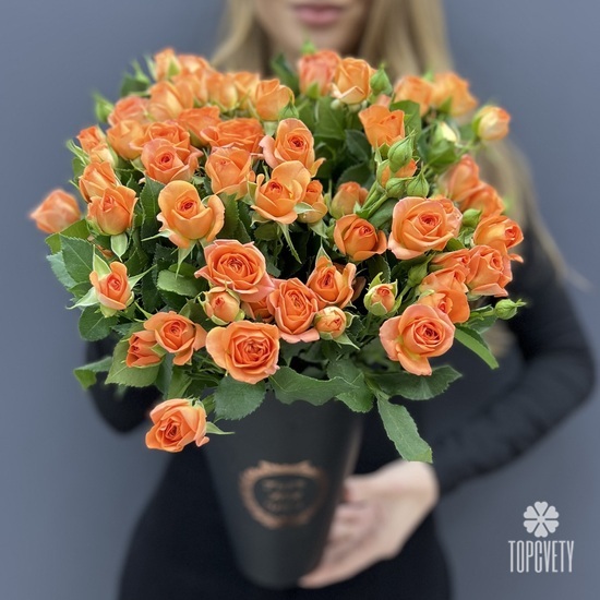 Композиция из 15 кустовых роз в коробке 