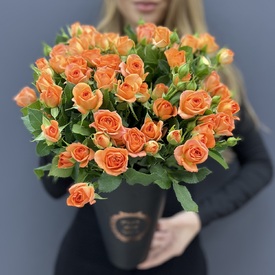 Композиция из 15 кустовых роз в коробке 