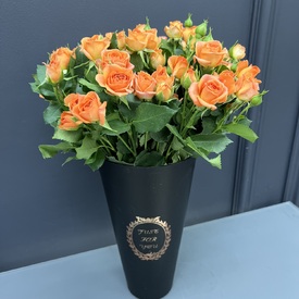 Композиция из 15 кустовых роз в коробке 