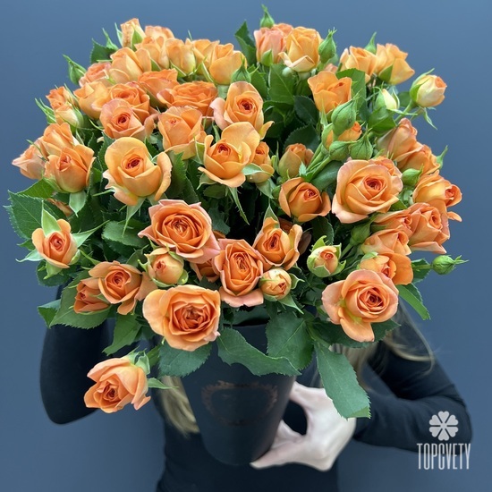 Композиция из 15 кустовых роз в коробке 