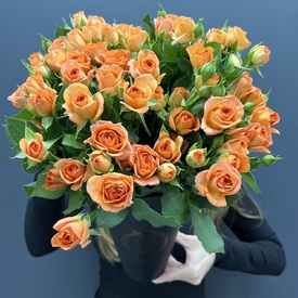 Композиция из 15 кустовых роз в коробке 