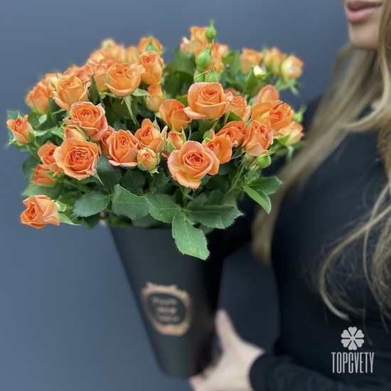 Композиция из 15 кустовых роз в коробке 