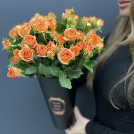 Композиция из 15 кустовых роз в коробке 