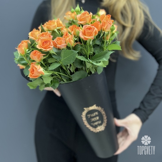 Композиция из 15 кустовых роз в коробке 