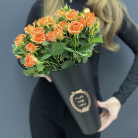 Композиция из 15 кустовых роз в коробке 