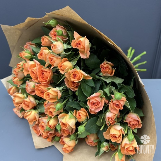 Букет из 15 оранжевых кустовых роз 50см