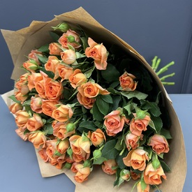 Букет из 15 оранжевых кустовых роз 50см