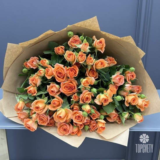 Букет из 15 оранжевых кустовых роз 50см