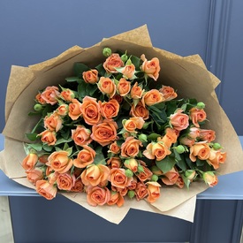 Букет из 15 оранжевых кустовых роз 50см