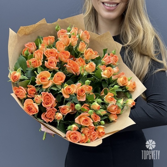 Букет из 15 оранжевых кустовых роз 50см