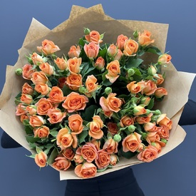 Букет из 15 оранжевых кустовых роз 50см