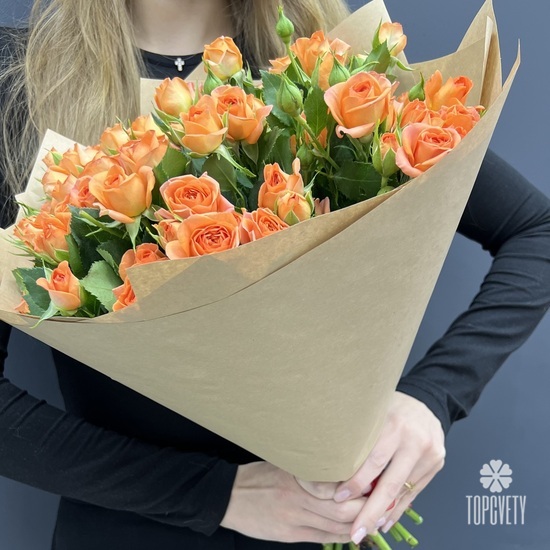 Букет из 15 оранжевых кустовых роз 50см