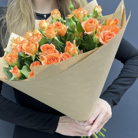 Букет из 15 оранжевых кустовых роз 50см