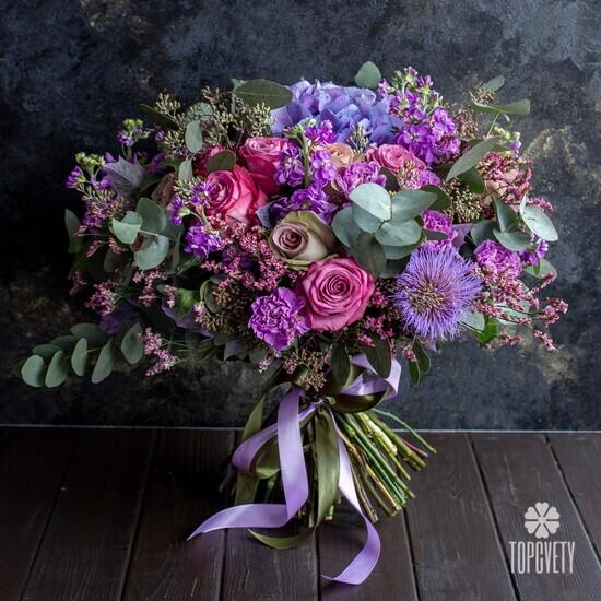 Букет из роз, гортензий и гвоздик