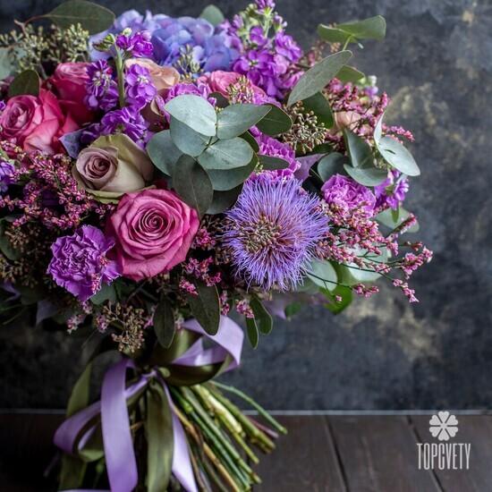 Букет из роз, гортензий и гвоздик