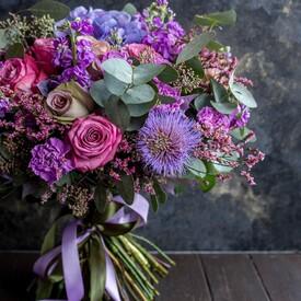 Букет из роз, гортензий и гвоздик