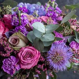 Букет из роз, гортензий и гвоздик