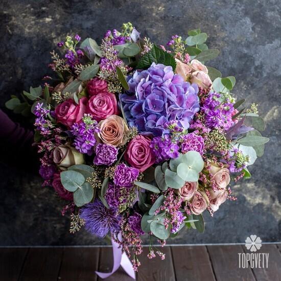 Букет из роз, гортензий и гвоздик