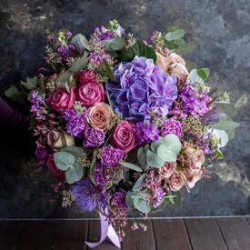 Букет из роз, гортензий и гвоздик