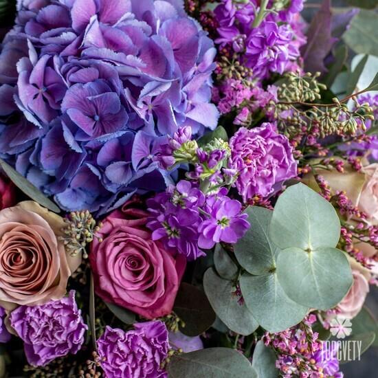 Букет из роз, гортензий и гвоздик