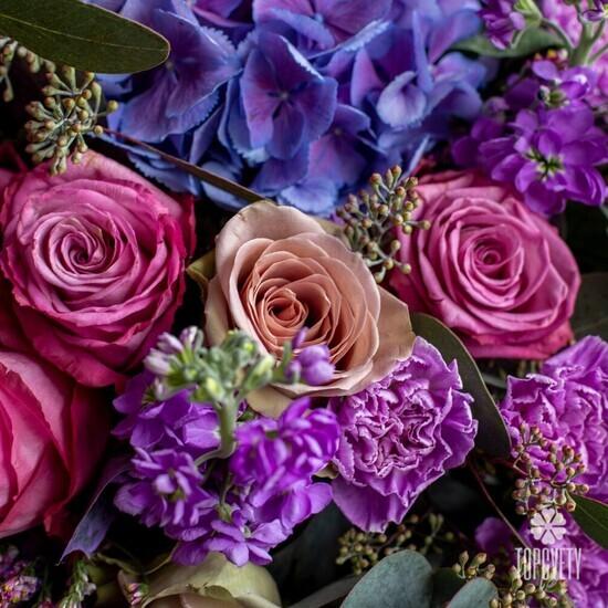 Букет из роз, гортензий и гвоздик