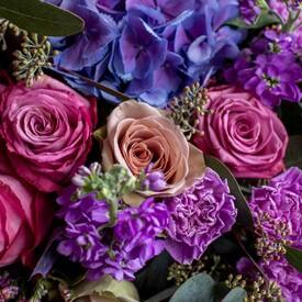 Букет из роз, гортензий и гвоздик