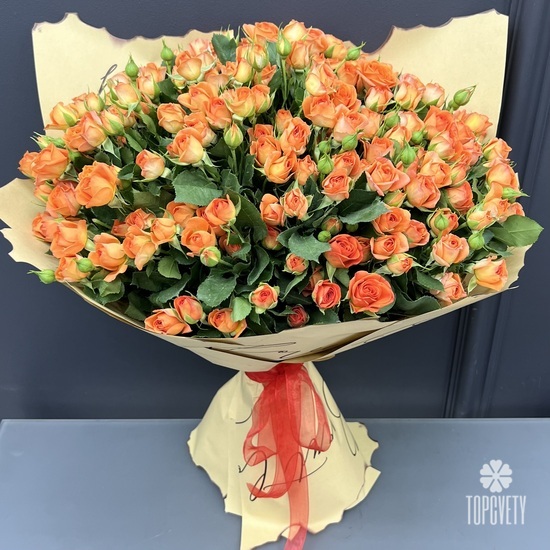 Большой букет из 35 кустовых оранжевых роз