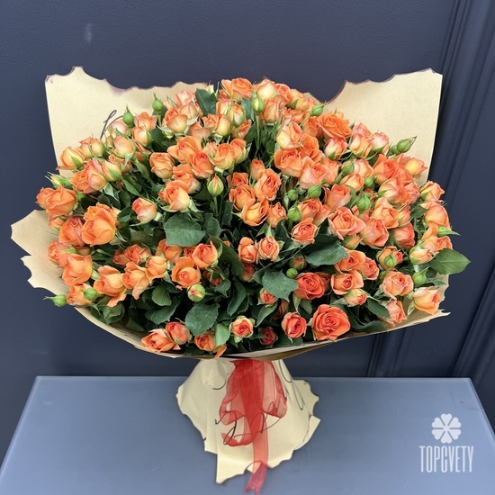 Большой букет из 35 кустовых оранжевых роз