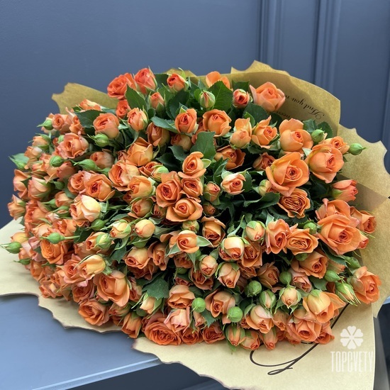 Большой букет из 35 кустовых оранжевых роз
