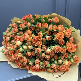 Большой букет из 35 кустовых оранжевых роз
