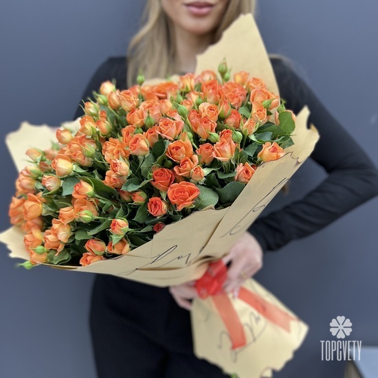 Большой букет из 35 кустовых оранжевых роз