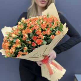 Большой букет из 35 кустовых оранжевых роз